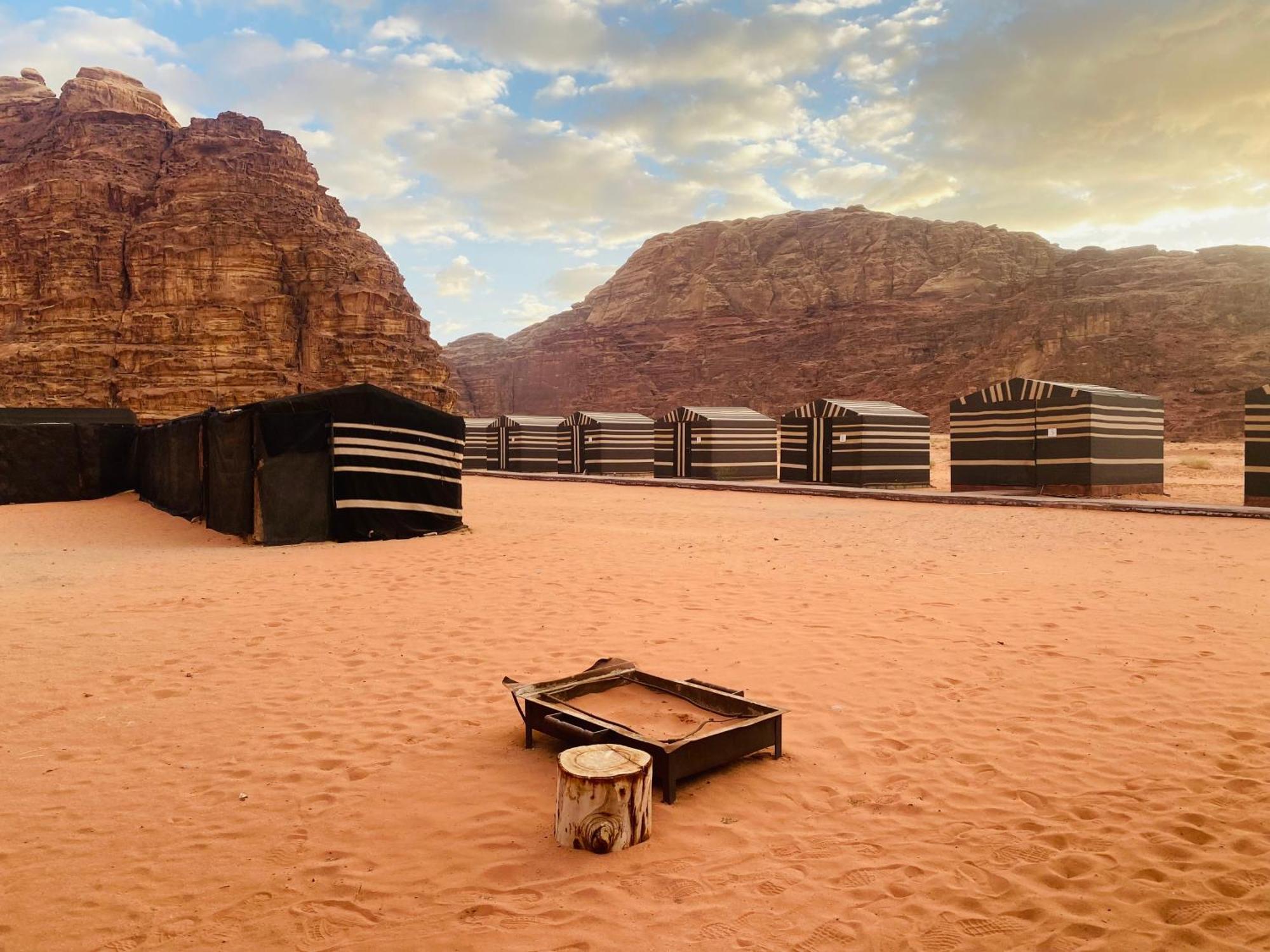 לינה וארוחת בוקר וואדי רם Bedouin Memories Camp מראה חיצוני תמונה
